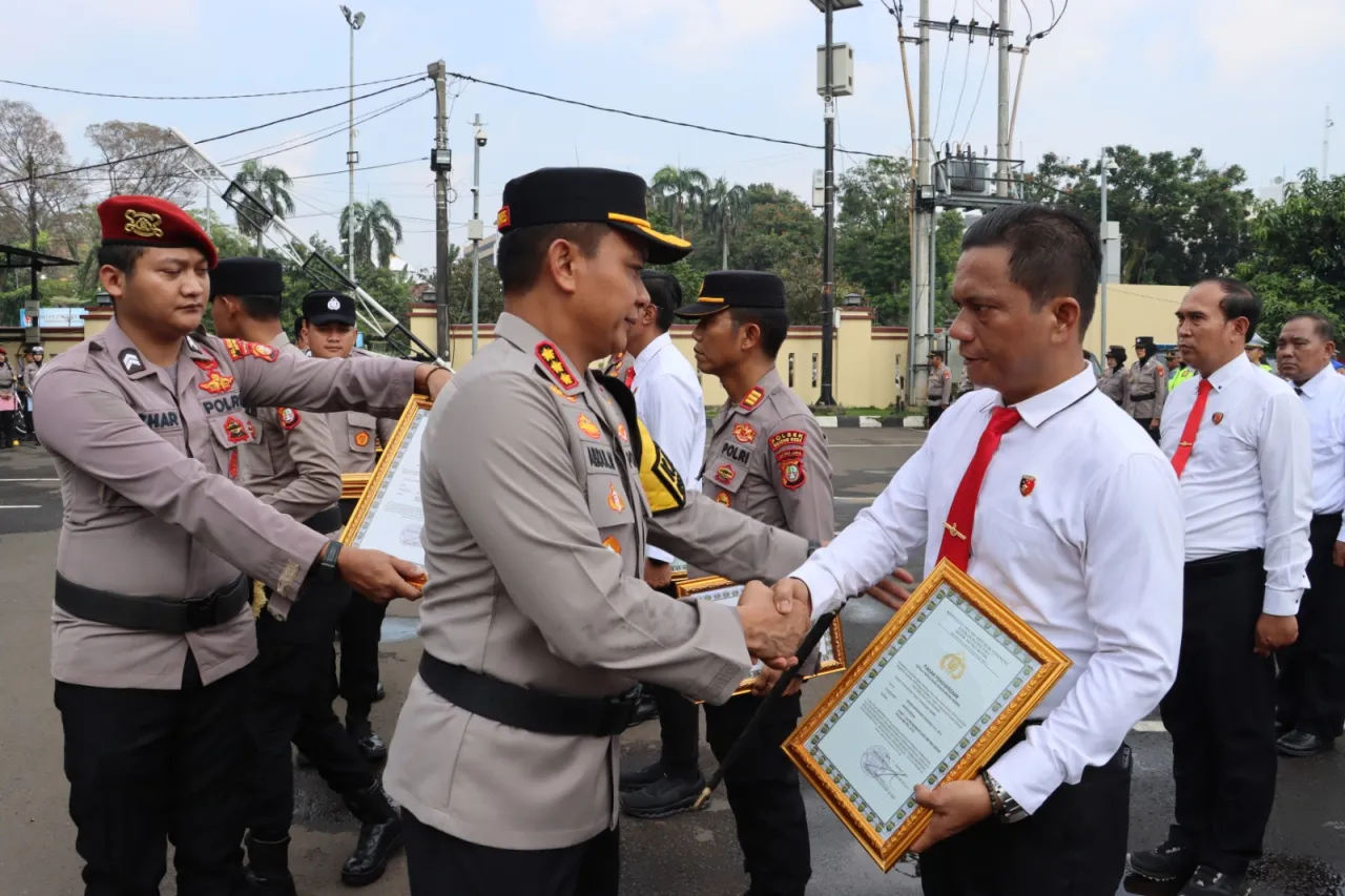 Kolaborasi Ungkap Kasus Kriminal, Polres Metro Depok Beri Penghargaan untuk 56 Personel dan 4 Warga