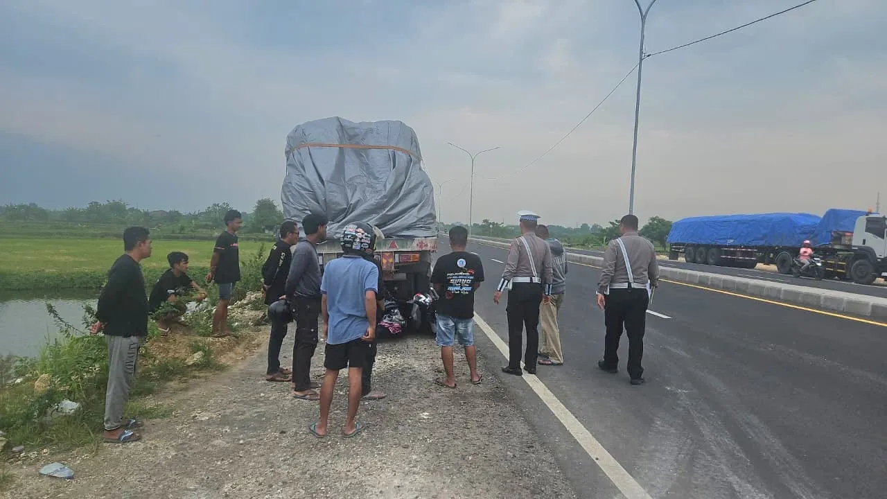 Seorang Pengendara Motor Meninggal usai Tabrak Truk Parkir di JLU Lamongan