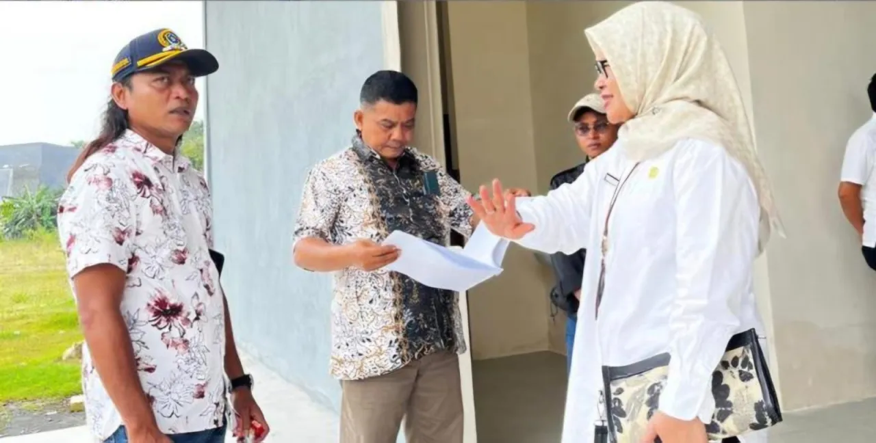 Foto: Komisi C DPRD Lamongan saat melakukan sidak di Balai Seni Dinas Pariwisata dan Kebudayaan Lamongan yang berlokasi di Lapangan Gajah Mada. Foto: Defit