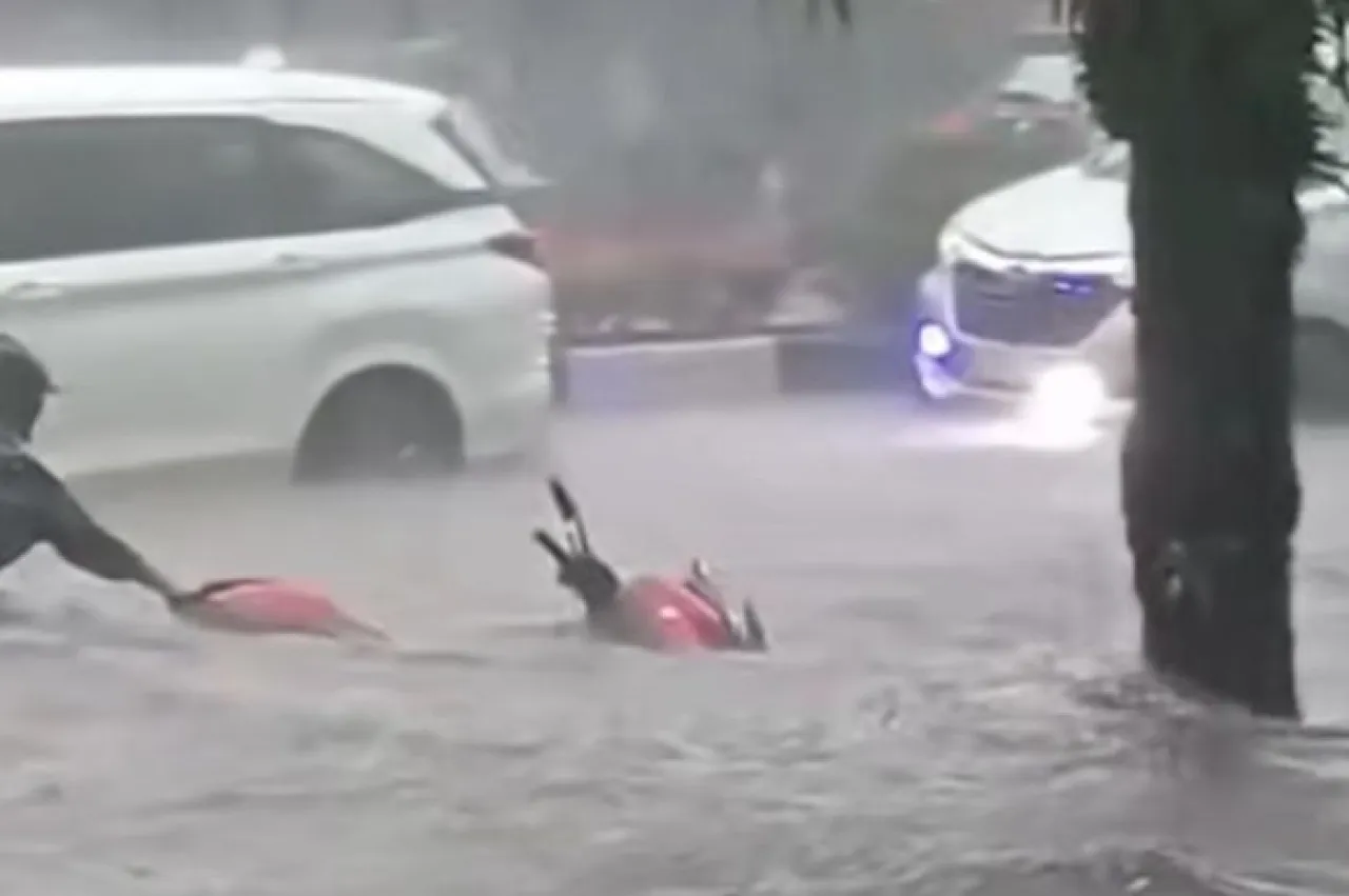 Terlihat motor terseret arus banjir yang melanda Kota Malang. Foto: Ntvnews