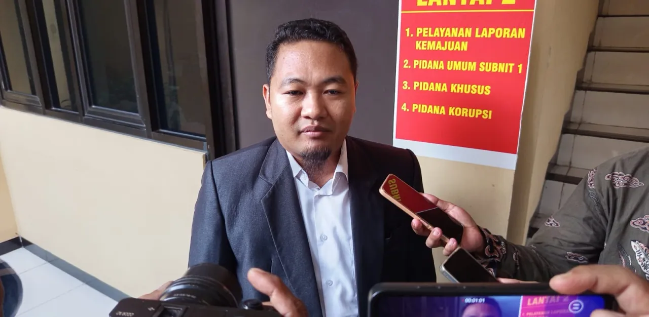Kuasa Hukum korban, Ahmad Purwohadi, SH., MH. saat memberikan keterangan kepada para awak media. Foto: Yatno