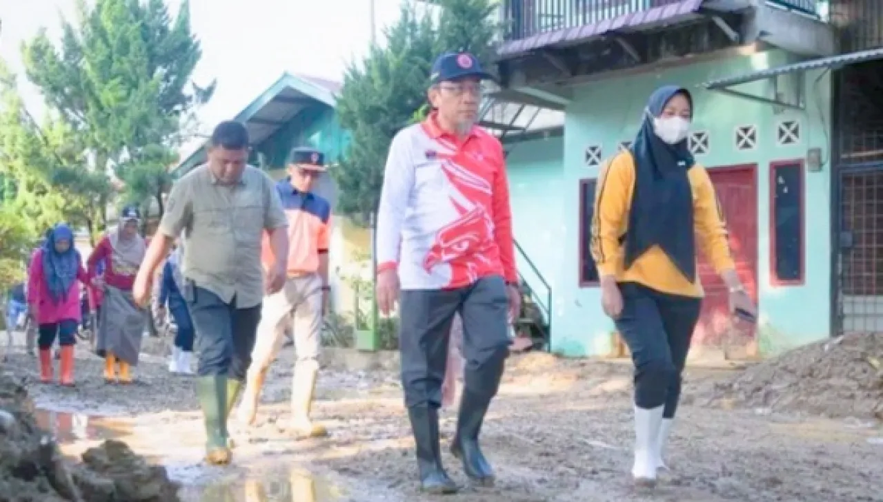 ASN Pemko Padang Bersihkan SMAN 12 Gurun Laweh Usai Diterjang Banjir Bandang
