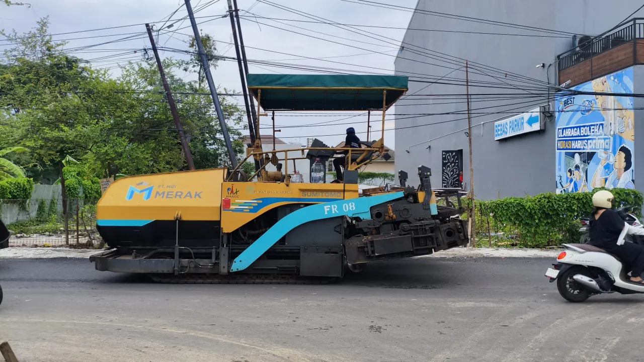 Pekerjaan perbaikan jalan di kawasan Jelidro–Kuwukan yang terus berlanjut hingga saat ini. Foto: Realita.co