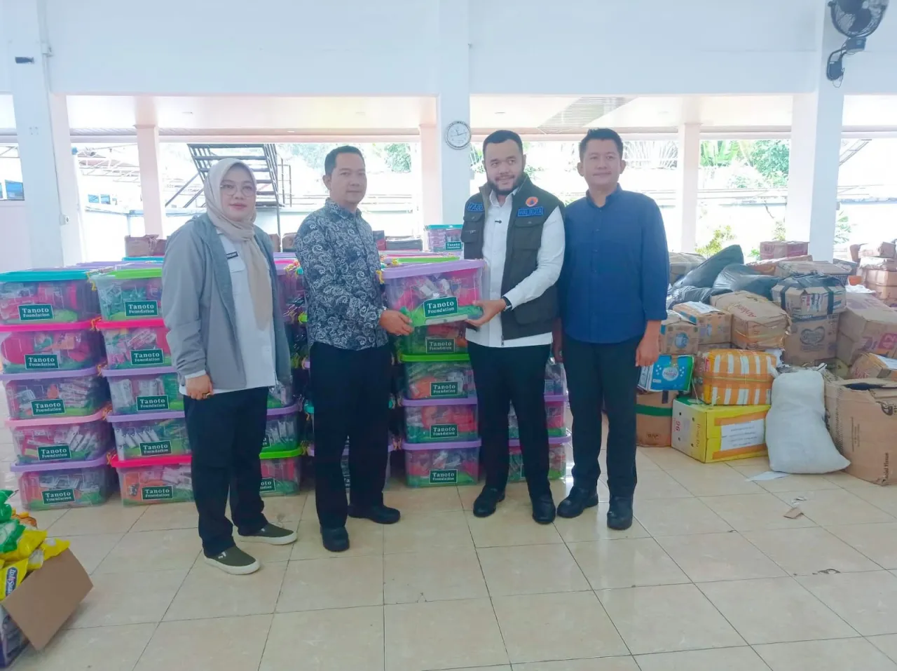 Tanoto Foundation Salurkan 300 Paket Bantuan untuk Korban Bencana di Padang