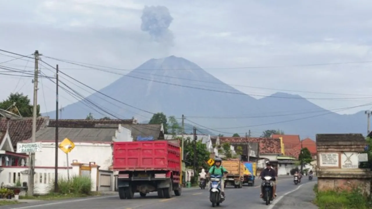 Semeru Meletus 4 Kali, Abu Vulkanik Menjulang 1.100 Meter