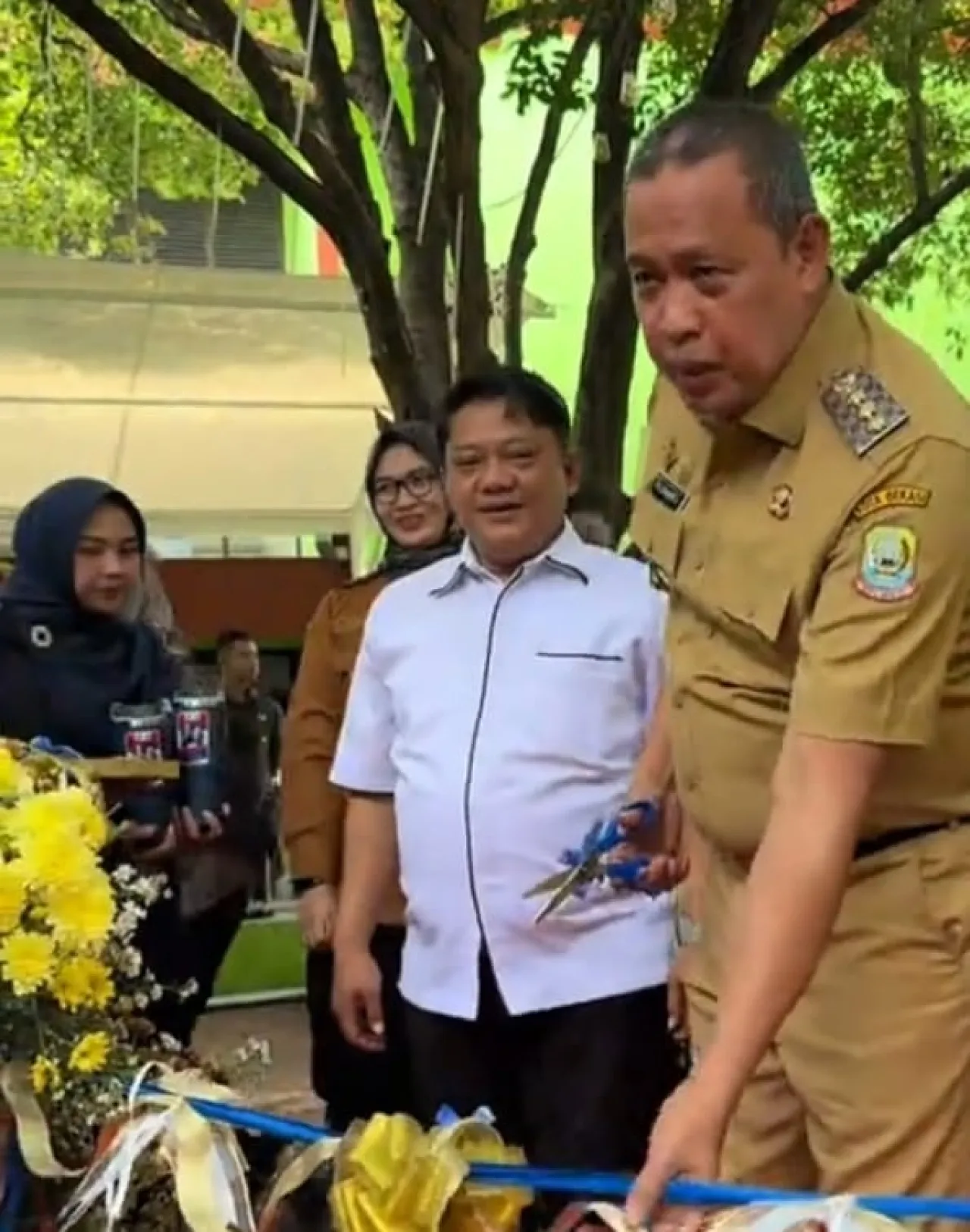 Walikota Bekasi, Tri Adhianto didampingi Dirut PDAM Tirta Patriot Ali Imam Faryadi saat meresmikan. Foto: Diskominfo