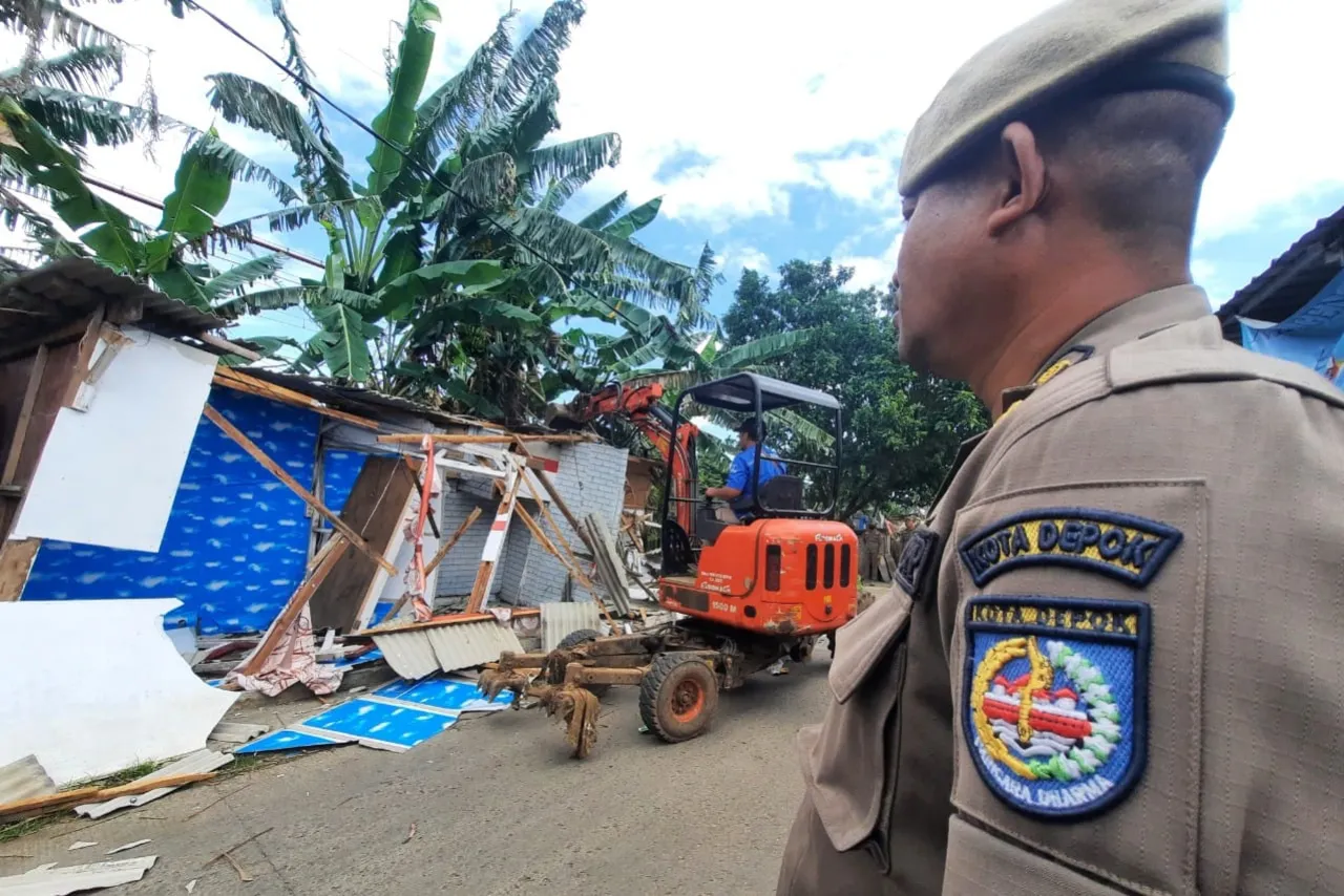 Bangunan Liar Tutupi Saluran Air, Satpol PP Depok Lakukan Penertiban