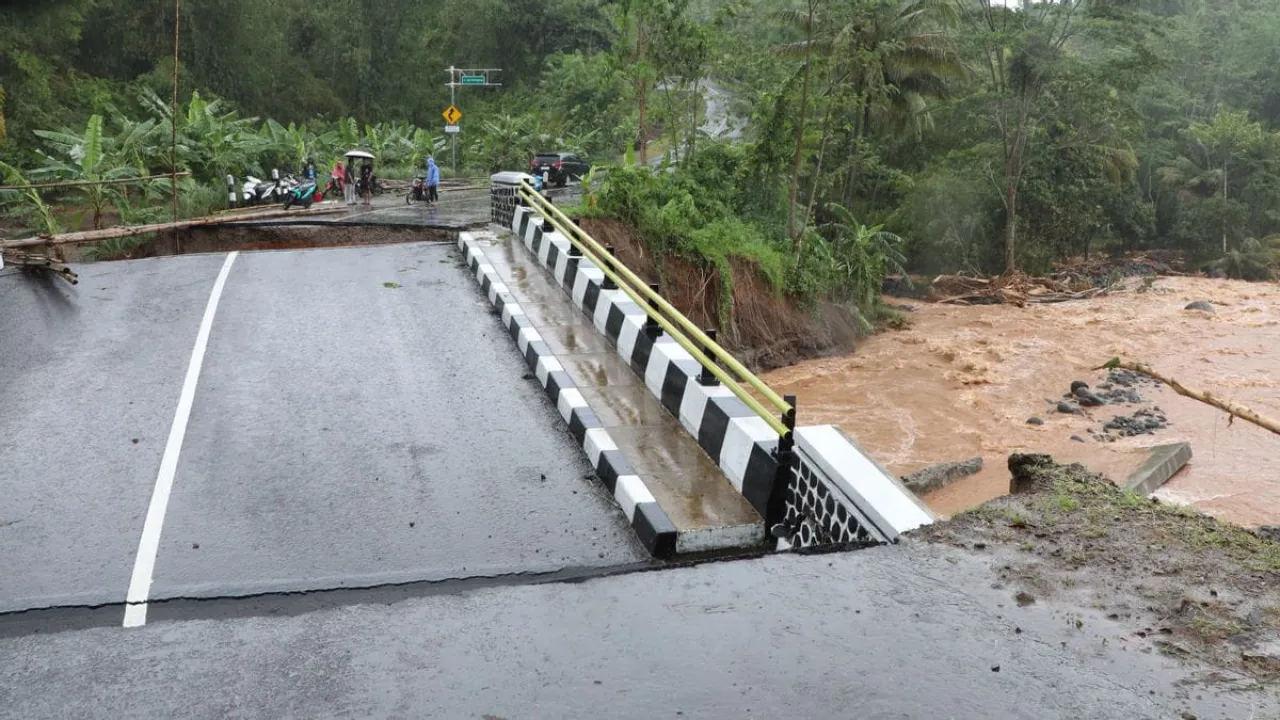 Banjir dan Longsor Terjang 9 Kecamatan di Sukabumi, Akses Jalan Lumpuh