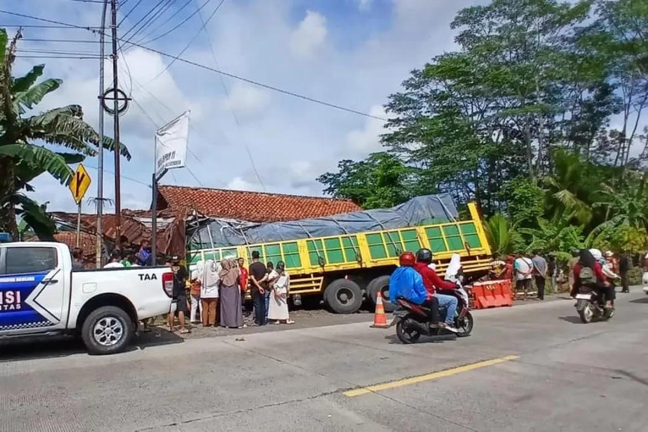 Truk Diduga Rem Blong di Ajibarang, 1 Orang Tewas dan 7 Lainnya Luka-luka