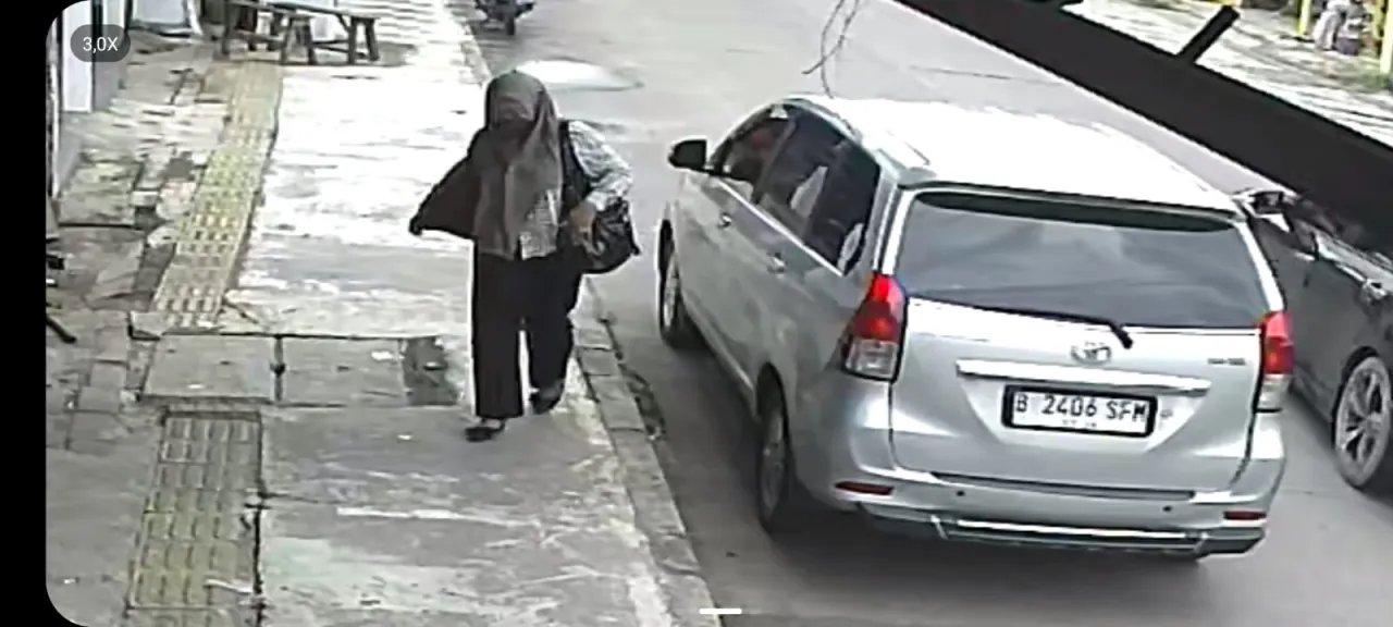 Pelaku terekam CCTV di lokasi kejadian, Selasa (23/12/2025). Foto: CCTV