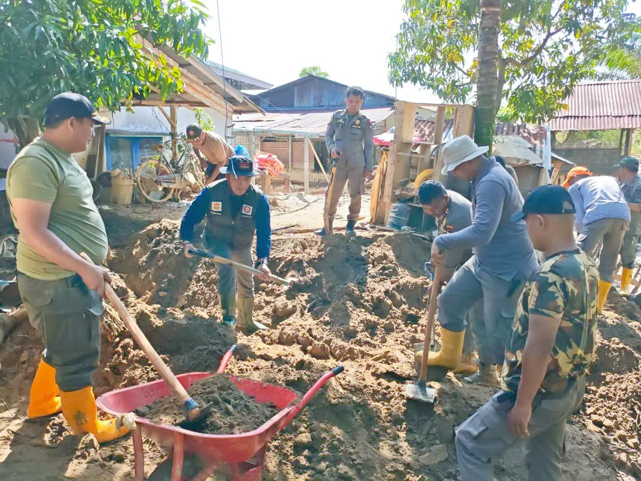 Personel Satpol PP Padang Bantu Pengangkatan Lumpur Pasca Banjir