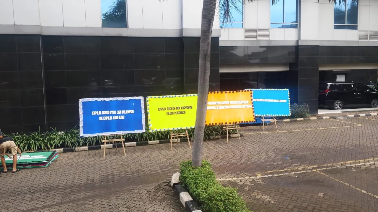 KB Bank Tak Penuhi Hak Ratusan Eks Karyawan, Karangan Bunga Berjejer Depan Kantor