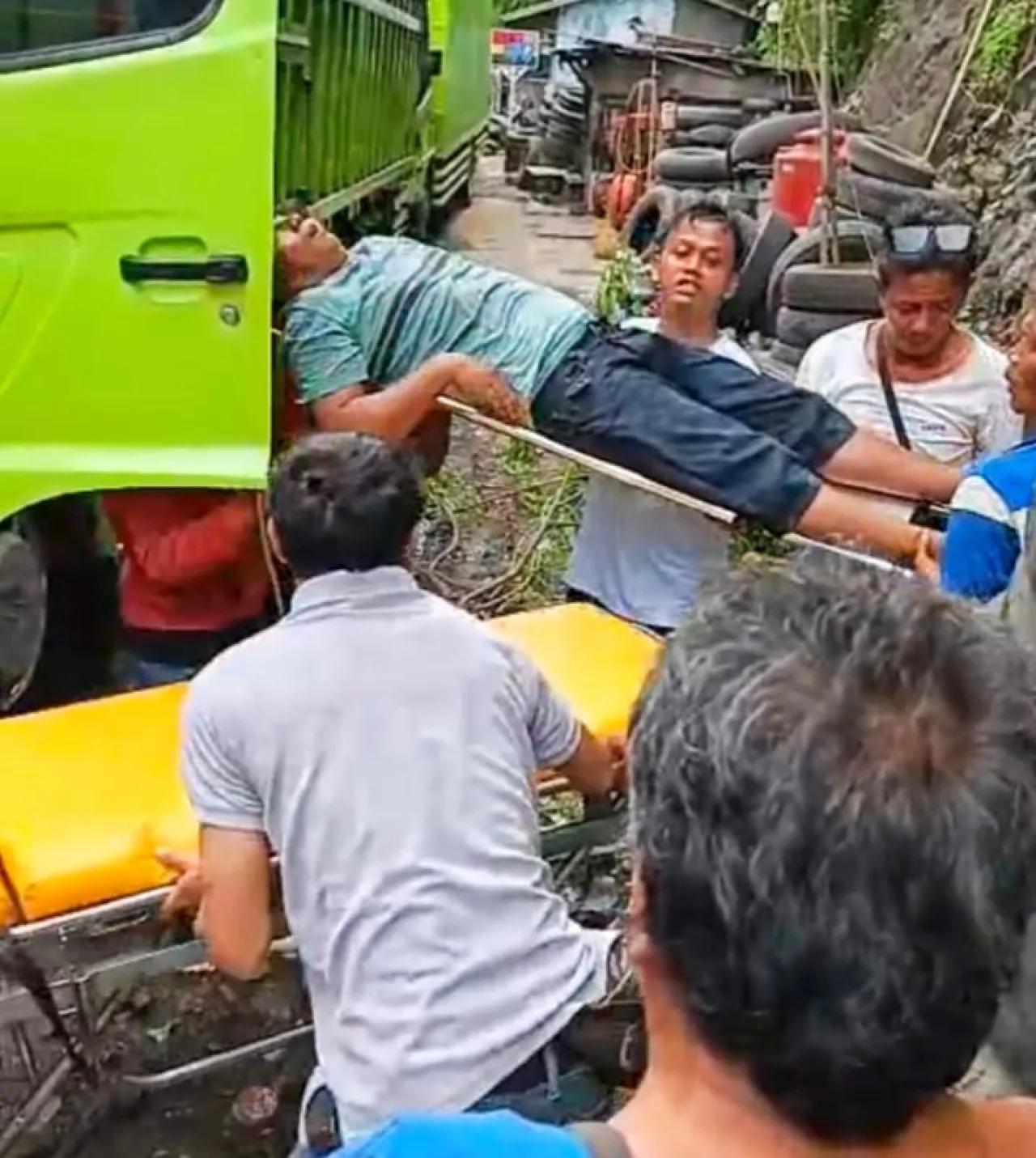 Macet Horor di Cikuasa Atas Merak, Seorang Sopir Logistik Dievakuasi Ambulance