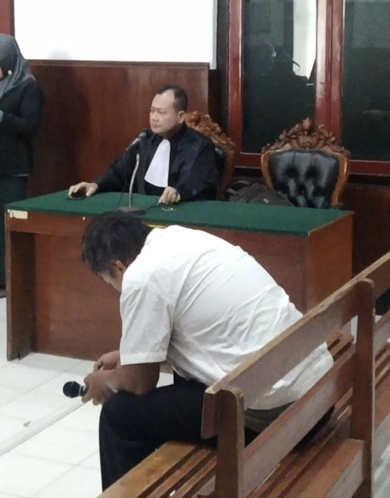 Terdakwa terdakwa Liem Tjie Sen alias Sentosa Liem, kenalan kemeja putih saat jalani sidang di Pengadilan Negeri Surabaya, Rabu (17/12/2025). Foto; Yudik