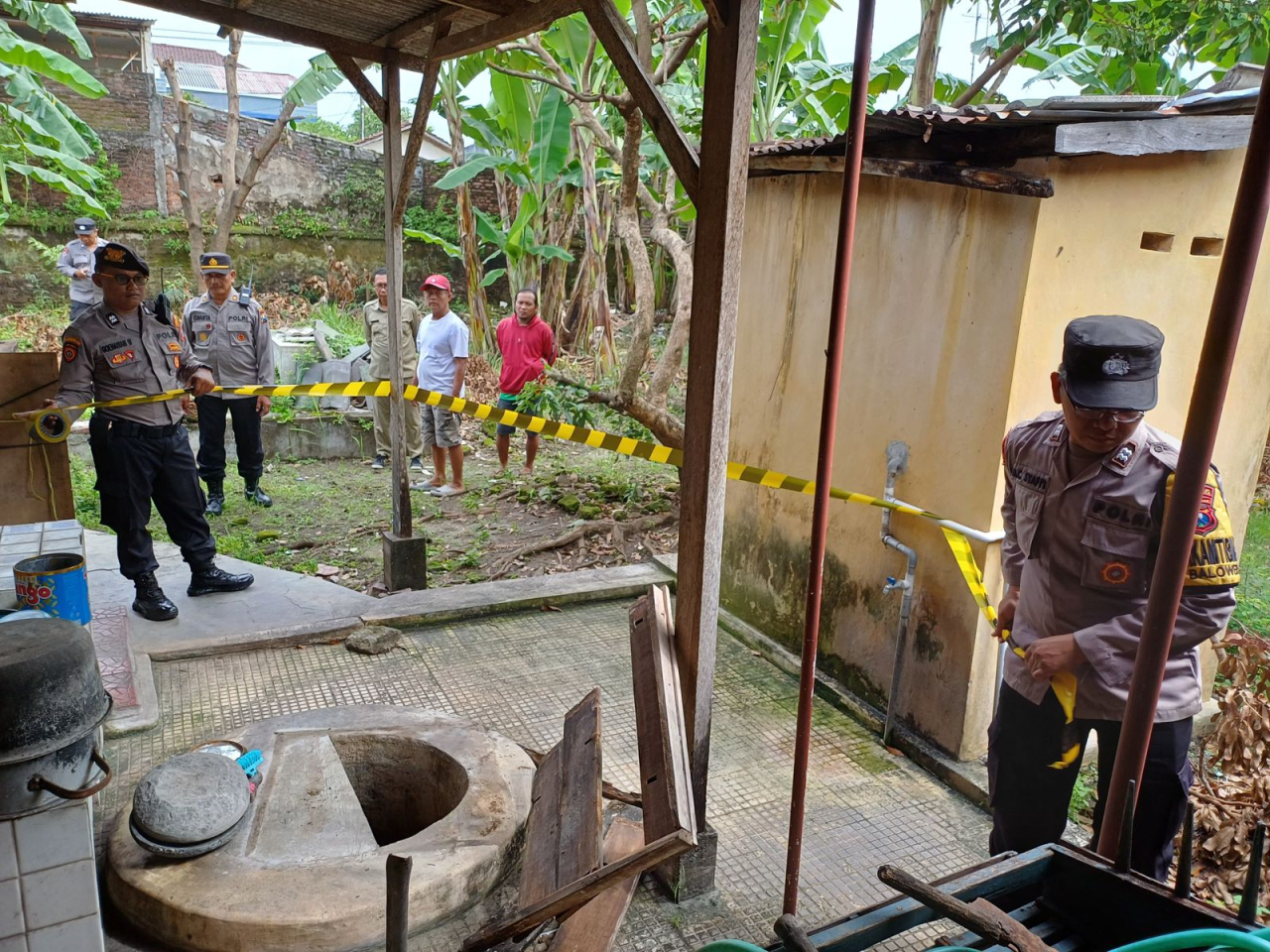 Personel Polsek Kediri Kota, Inafis Polres Kediri Kota, dan Damkar Kota Kediri melakukan olah TKP.