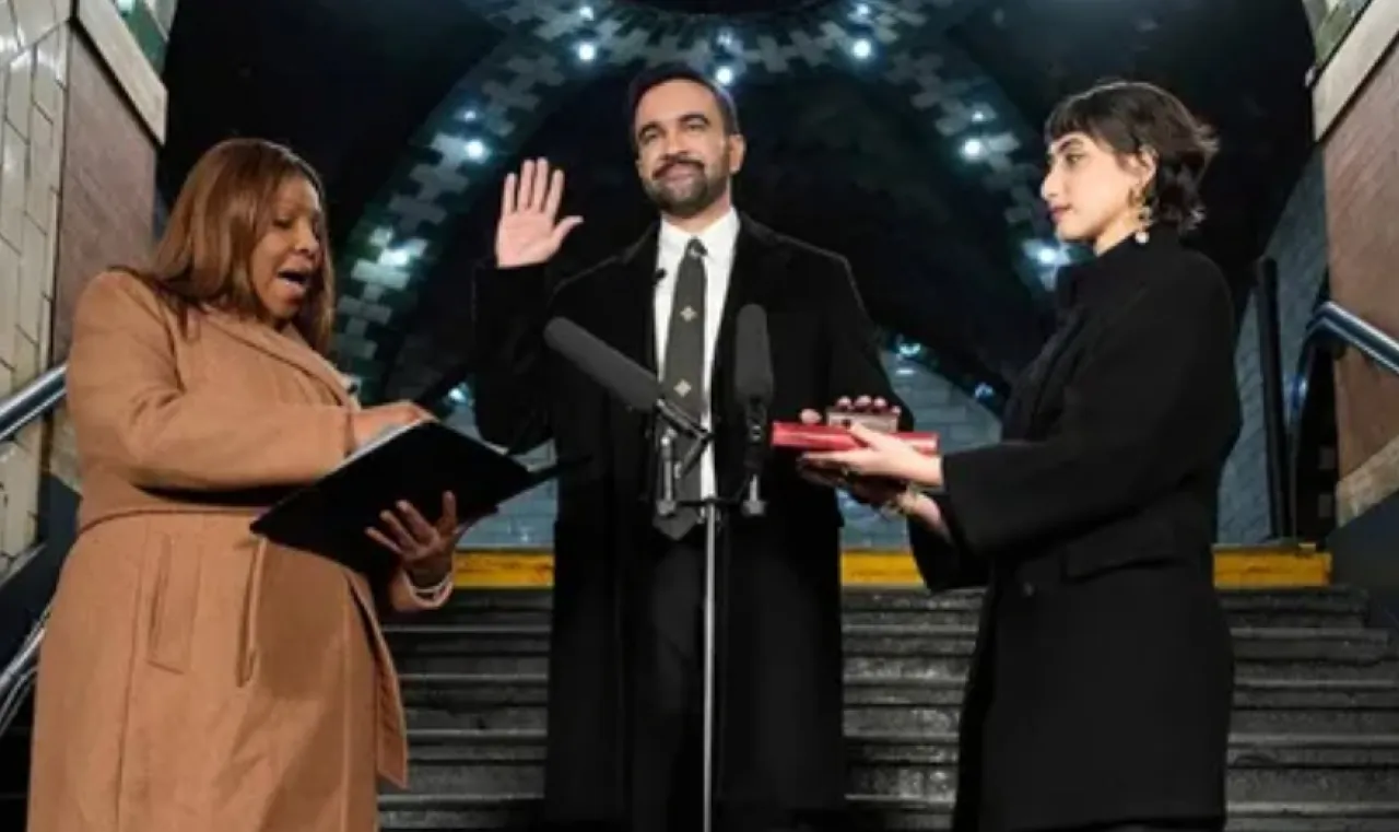 Jaksa Agung New York Letitia James, kiri, memberikan sumpah jabatan kepada walikota terpilih Zohran Mamdani, tengah disaksikan istrinya Rama Duwajidi New York, Amerika Serikat, Kamis (01/01/2026).