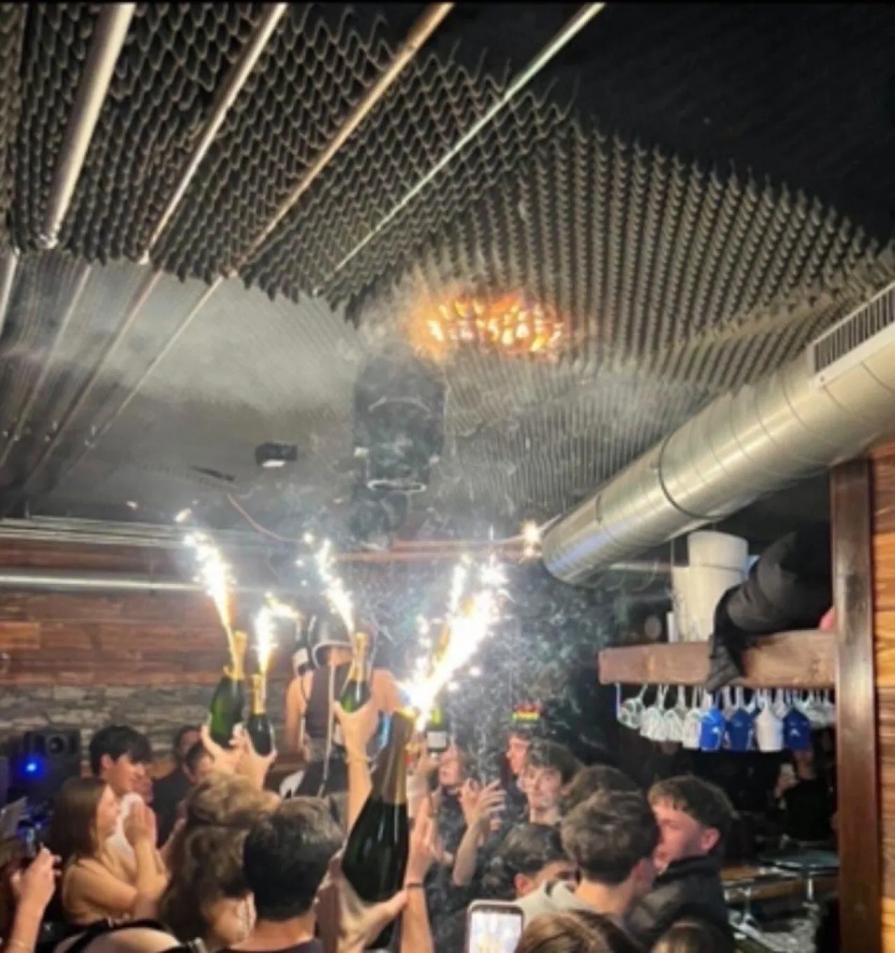 Bar Meledak saat Perayaan Tahun Baru di Resor Ski Swiss, 40 Tewas