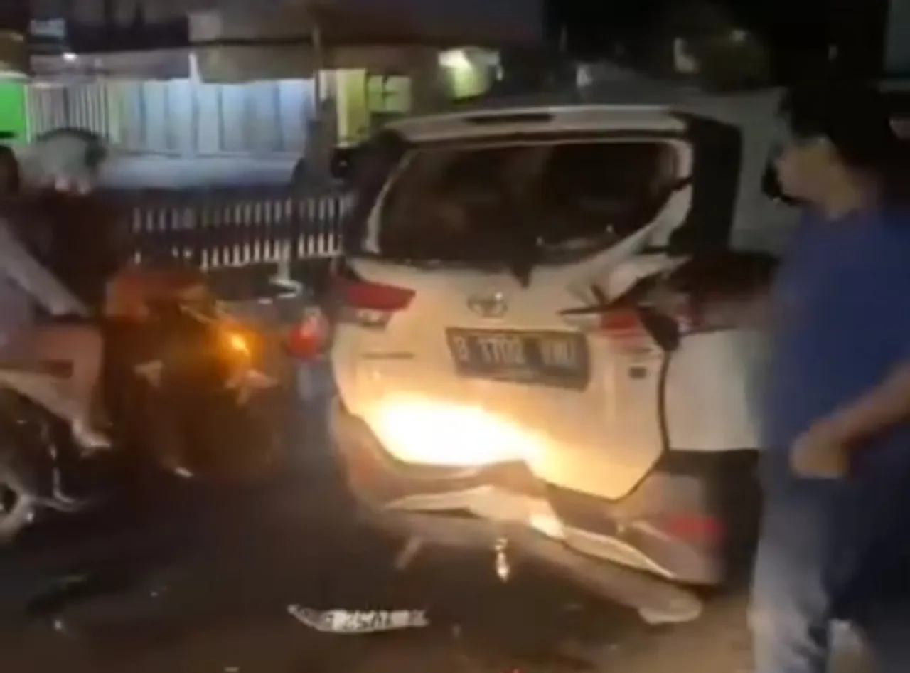 Rayakan Malam Tahun Baru, 5 Mobil Tabrakan