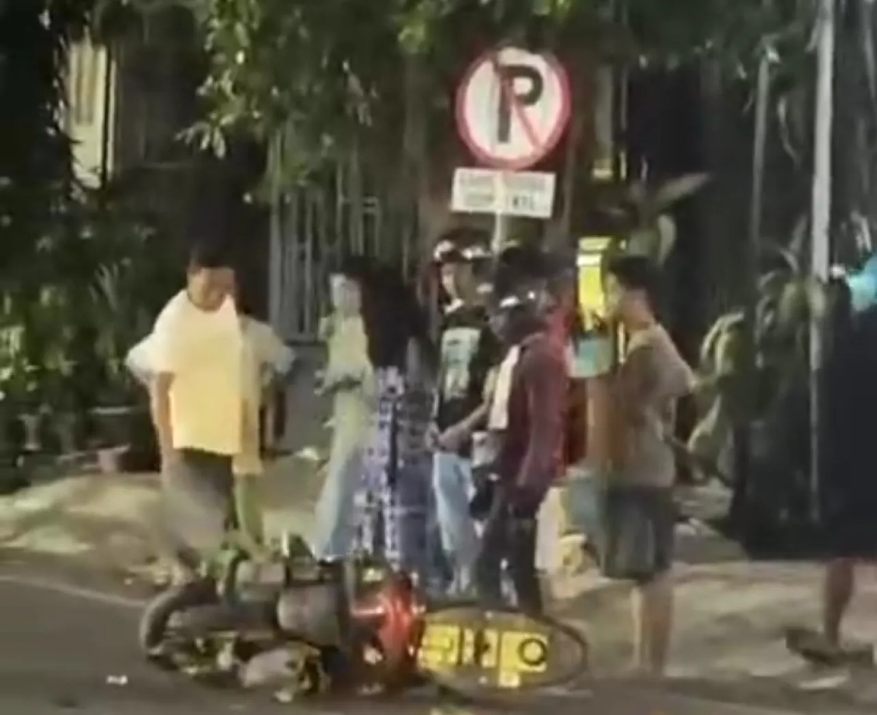 Pemotor Wanita Tewas Terlindas Truk usai Tabrak Mobil Parkir