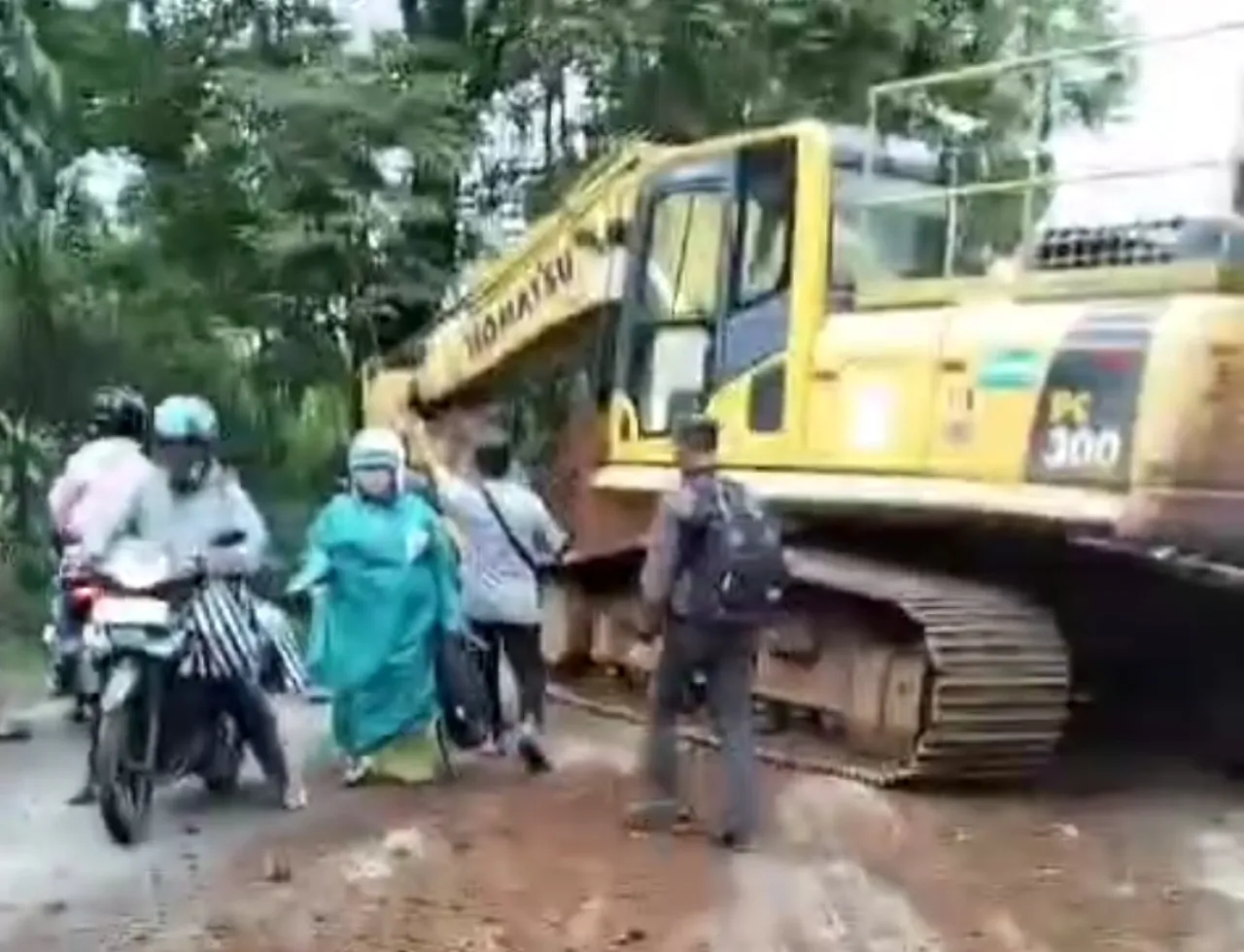 Ekskavator Senggol Dua Mobil di Bogor, Sejumlah Korban Luka 