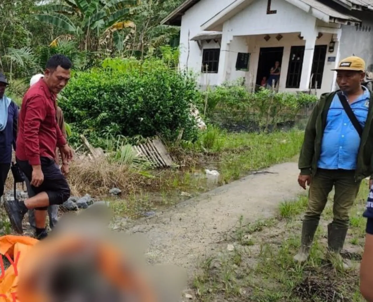 Mayat Pakai Kaos Loreng Ditemukan Membusuk