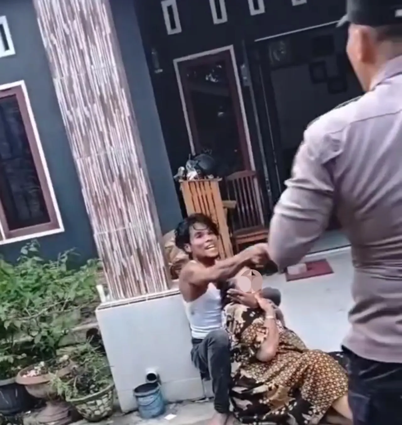 Ketahuan, Maling HP Sandera Emak-Emak