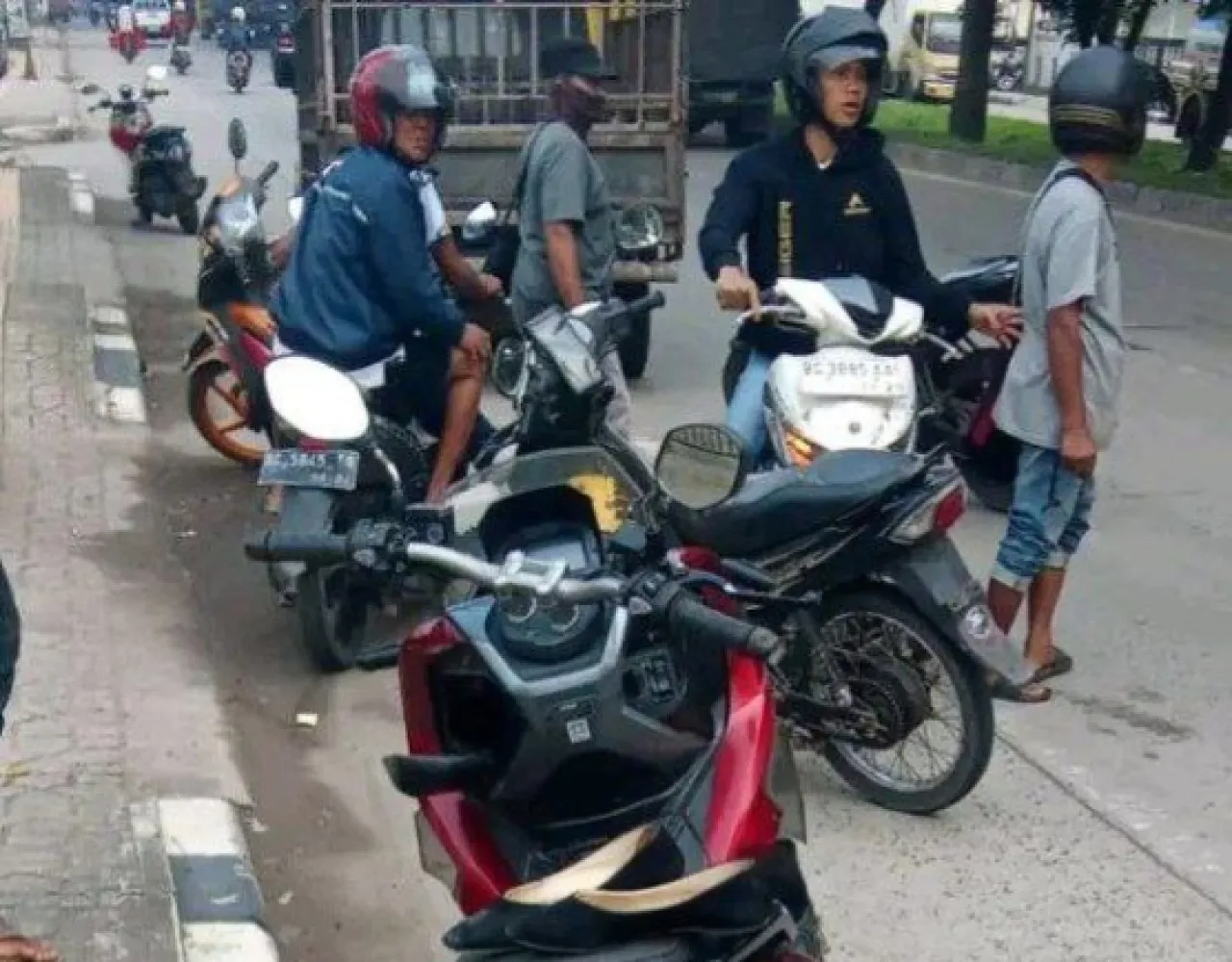 Tabrak Kayu Balok di Tengah Jalan, Mahasiswi Sempat Kejang