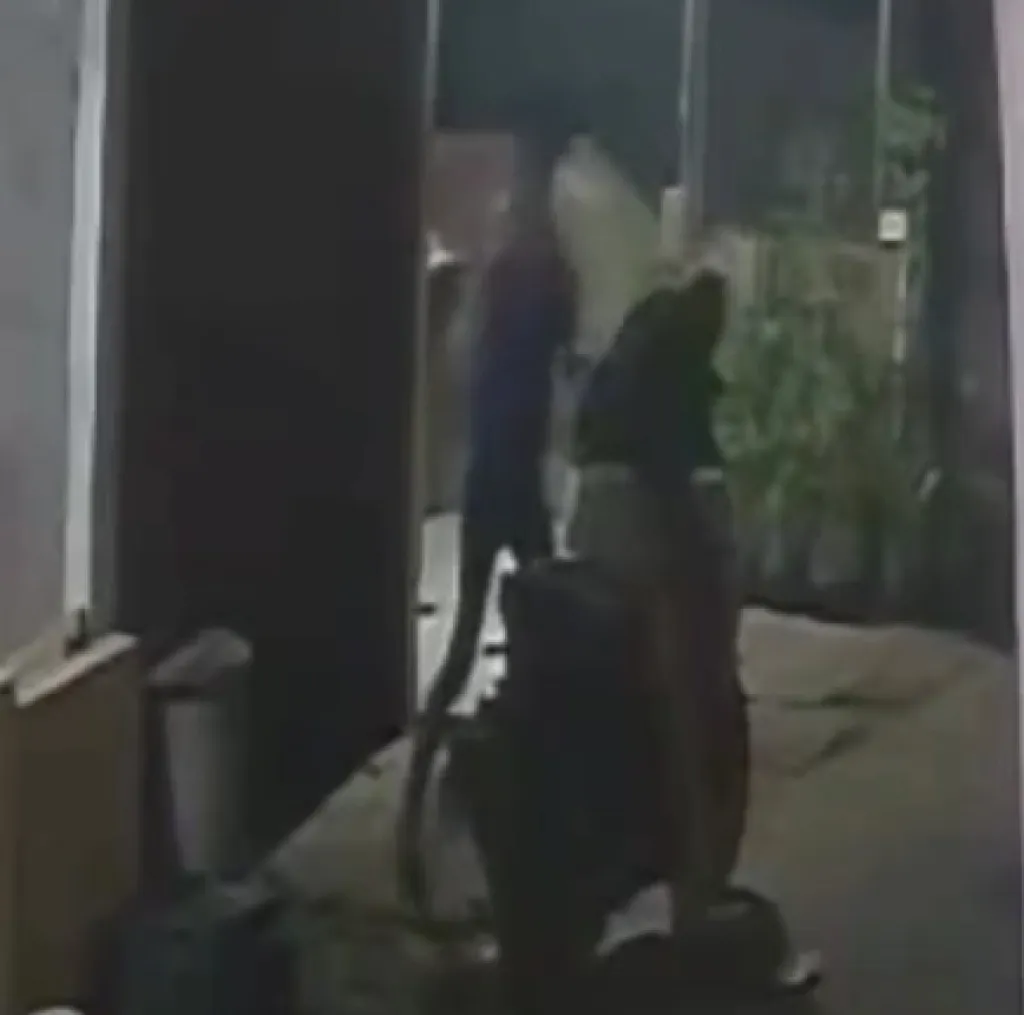 Peristiwa pembegalan yang terekam CCTV warga. Foto: cCTV