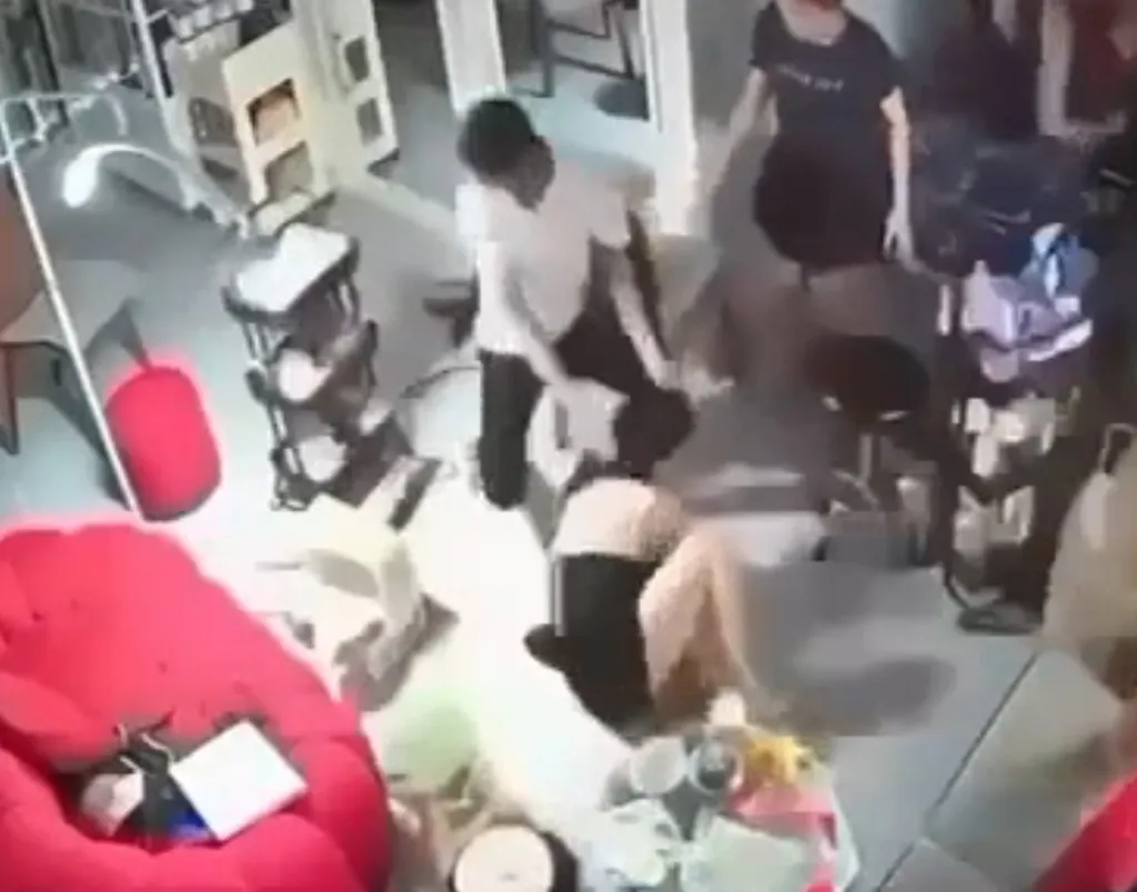 Urusan Asmara, Pemuda Tikam Pegawai Salon Kecantikan lalu Tusuk Diri Sendiri