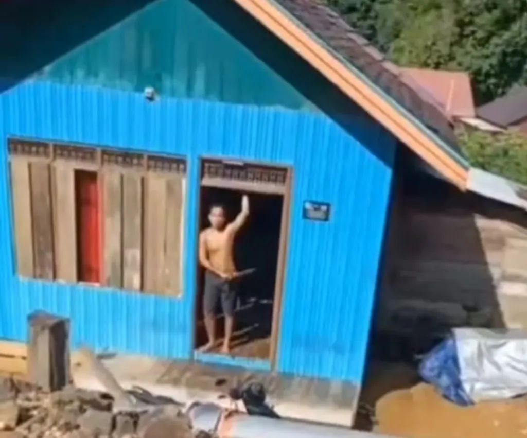 ODGJ Bawa Mandau Ancam Warga, Ditangkap Ramai-Ramai