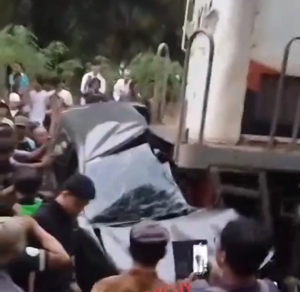 Avanza Ditabrak KA di Tebingtinggi, Seluruh Penumpang Meninggal 