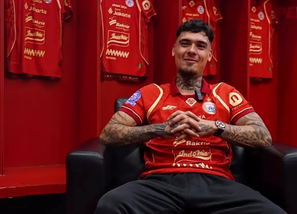 Shayne Pattynama memberi sambutannyan saat resmi gabung Persija. Foto: IG Persija