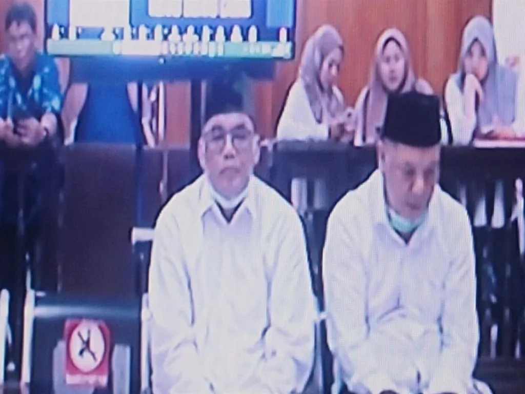 Terdakwa Yuyun Hermawan dan Chairil Almutari saat jalani sidang di Pengadilan Negeri Surabaya, Selasa 13/1/2026. Foto: Yudik