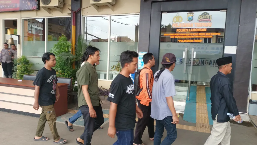 Kades Waru Wetan Dilaporkan ke Polres Lamongan, Diduga Tilap Dana Kompensasi Pabrik Ratusan Juta