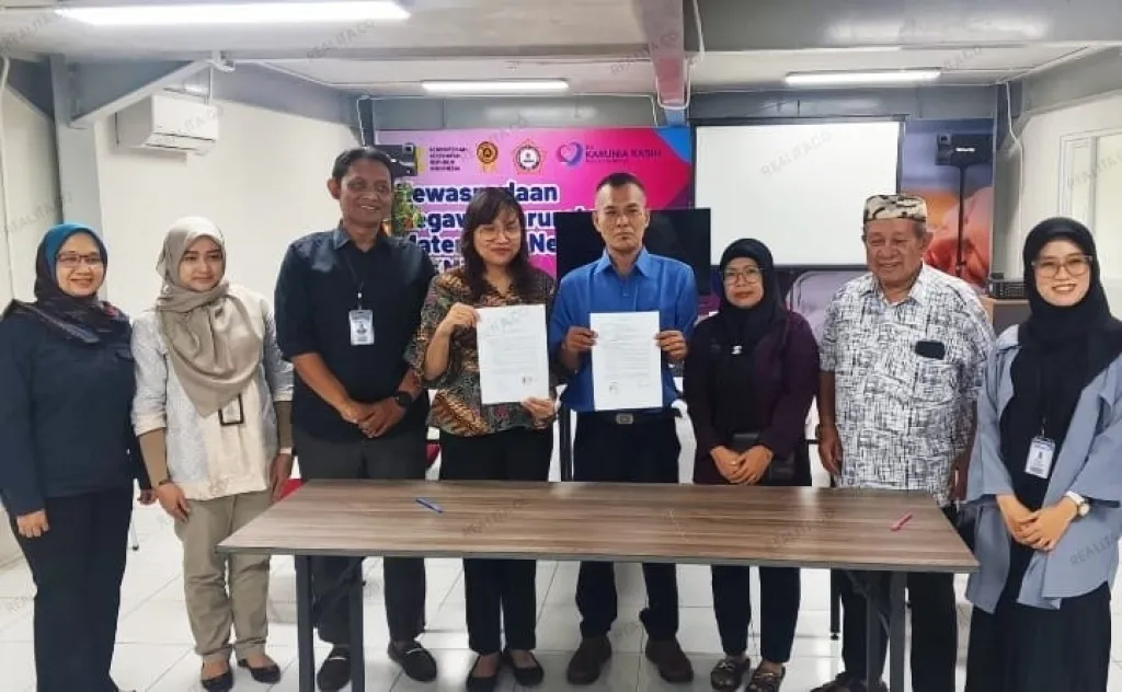 Pihak RS Karunia Kasih dan pasien, Yusup Bahtiar foto bersama usai damai. Foto: Ang