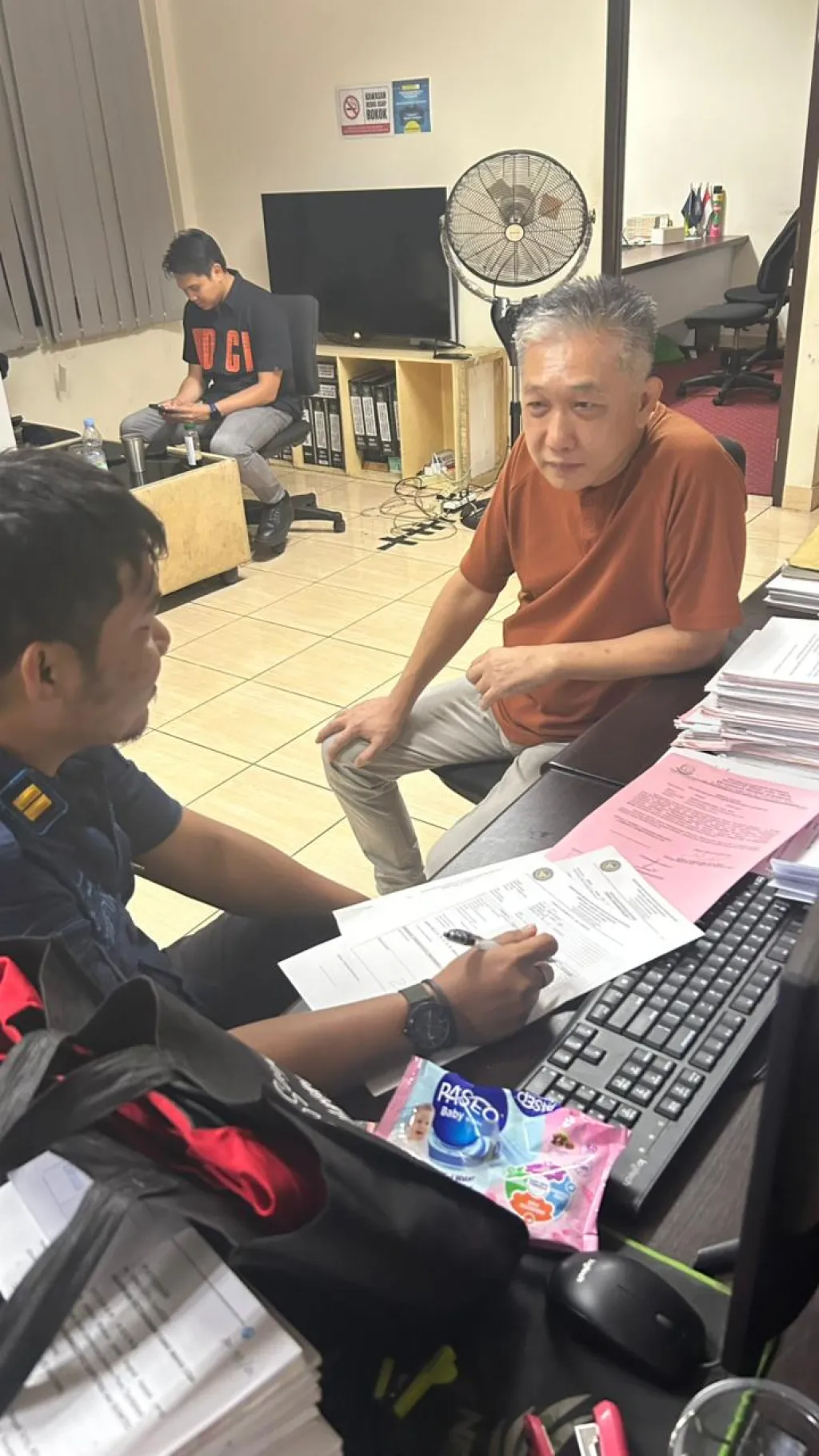 Terpidana penipuan Effendi Pudjihartono (mengenakan kaos coklat) saat ditangkap Kejaksaan, Selasa 20/1/2026. Foto: Kejaksaan