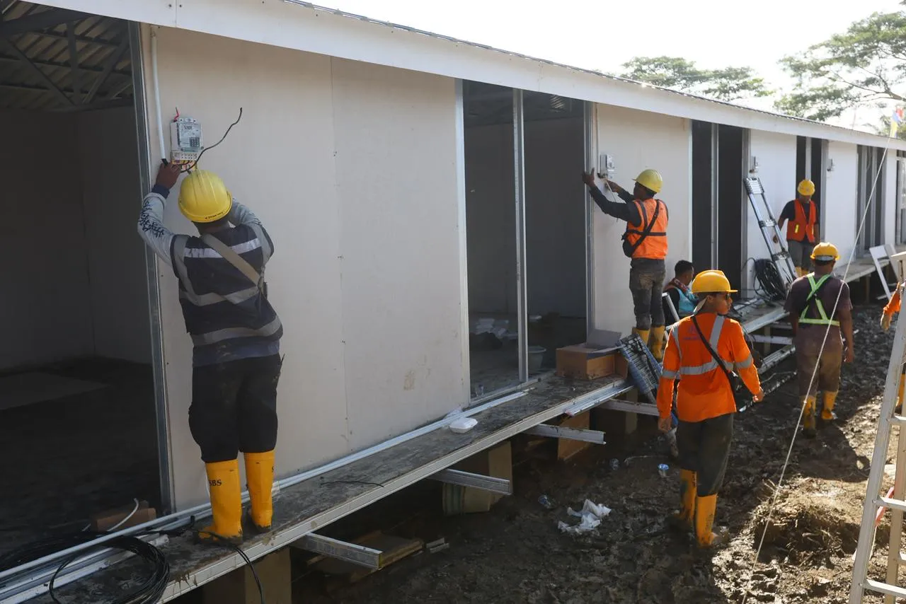 PLN Sambung Listrik untuk Semua Rumah dan Fasum