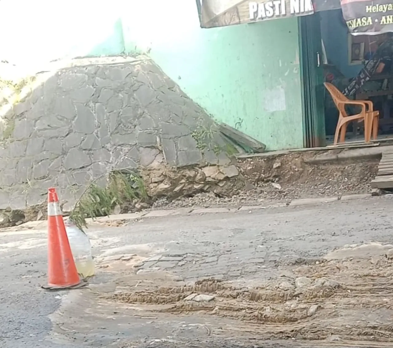 Jalan Raya Merak Rusak dan Berlubang, Warga Pasang Tanda Peringatan