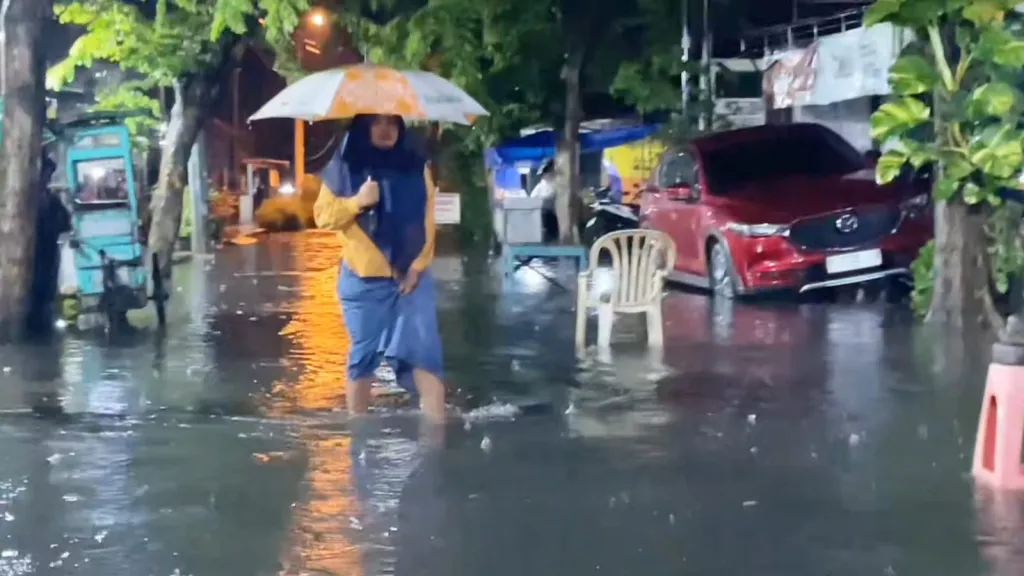 Pohon Tumbang dan Banjir Rendam Perkotaan Hingga Jalur Antar Kecamatan di Lamongan