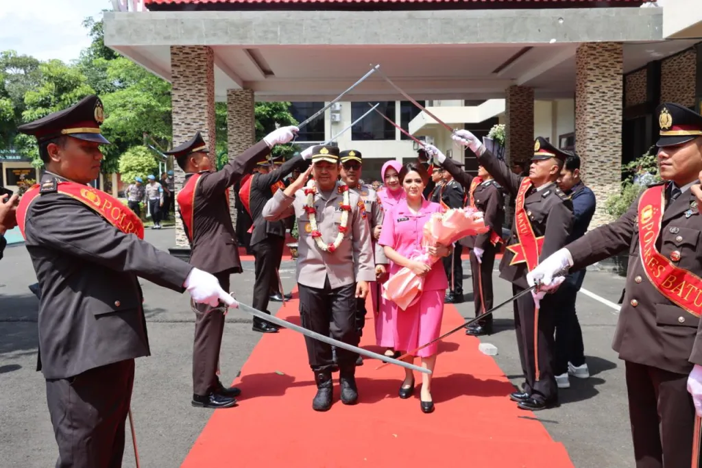 Pelepasan Kapolres Batu, AKBP Andi Yudha Pranata di halaman Mapolres Batu. Foto: Suprianto