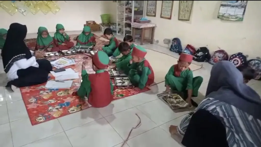 MBG di TK Pembangunan 1 Desa Plumpang, Kecamatan Sukodadi Kabupeten Lamongan ditemukan  ulat yang masih hidup di dalam sayuran yang disajikan. Foto: Defit