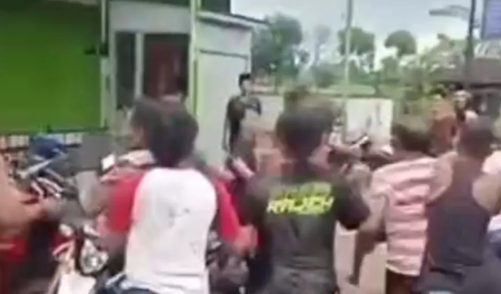 Warga saat ramai-ramai menghajar pelaku. Foto: Aji