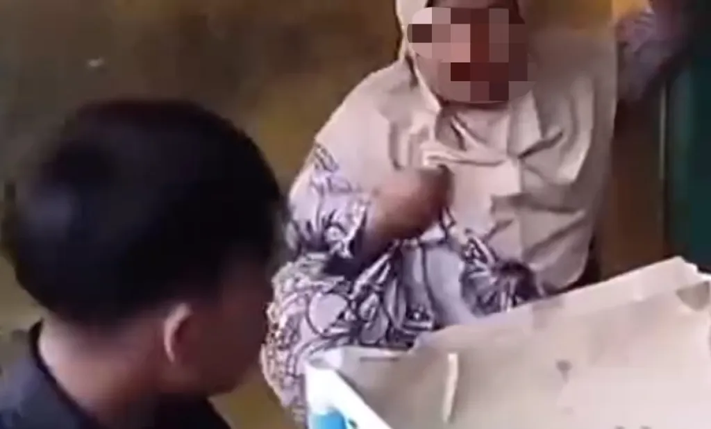 Viral! Emak-Emak Ditagih Utang malah Perlihatkan CD