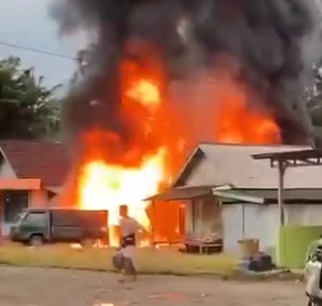 Kebakaran Gudang BBM di Desa Bunati, 2 Orang Terluka, Satu Rumah dan Mobil Pikap Terbakar
