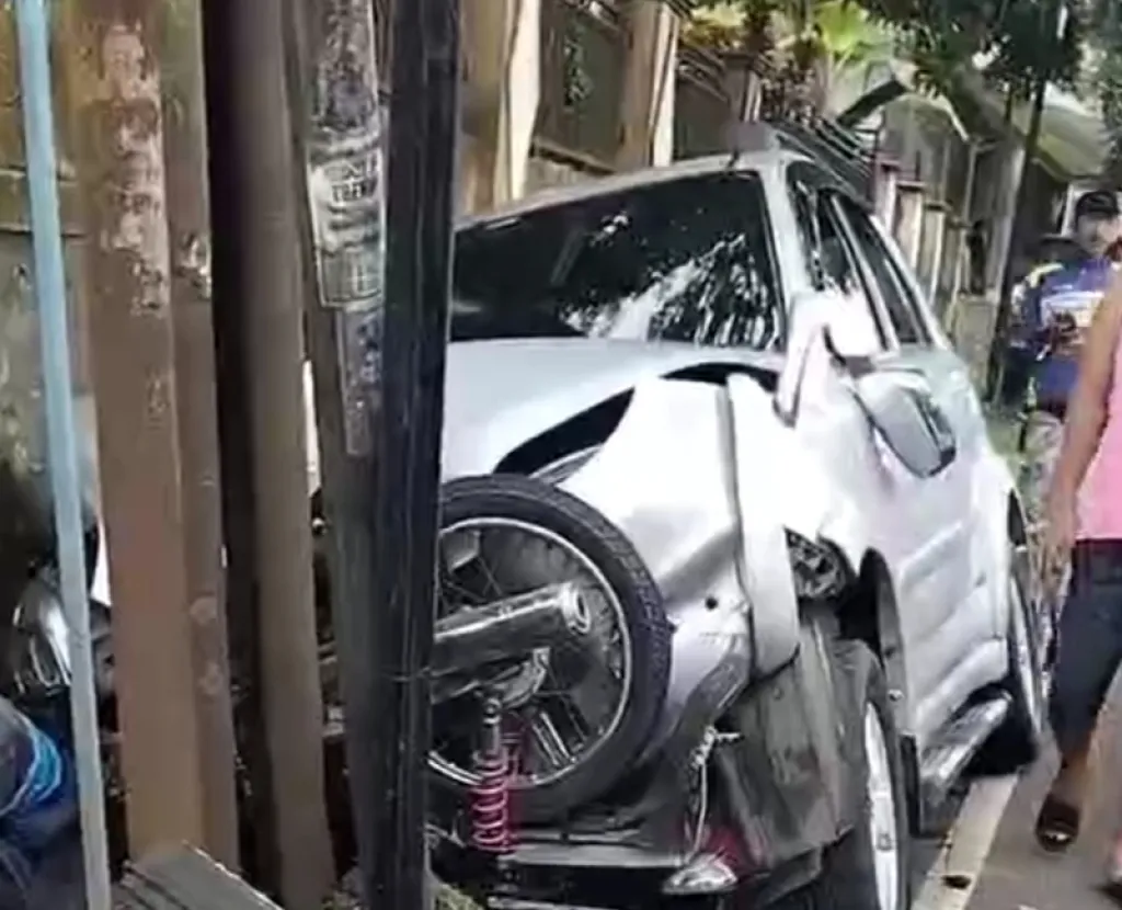 Diduga Sopir Ngantuk, Minibus Oleng Tabrak Motor