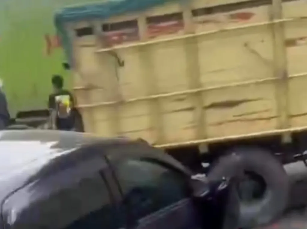 Laka Lantas Mobil Pribadi dan Truk  di Jalan Raya Urip Sumoharjo