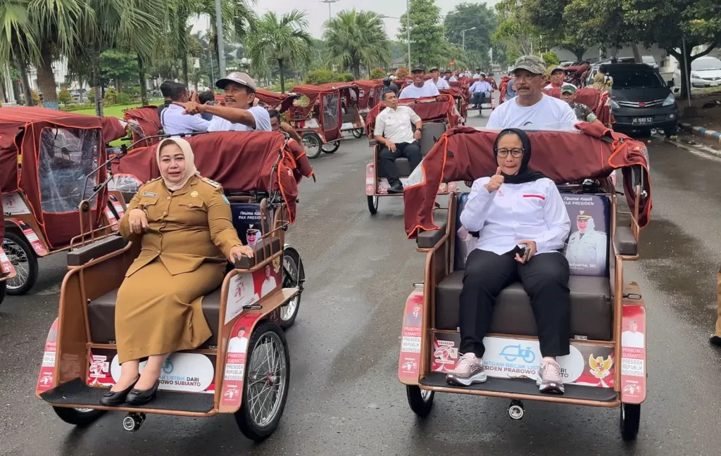 Wakil Ketua YGSN Nanik S Deyang ditemani Plt Bupati Ponorogo Lisdyarita saat mencoba menaiki becak listrik. 