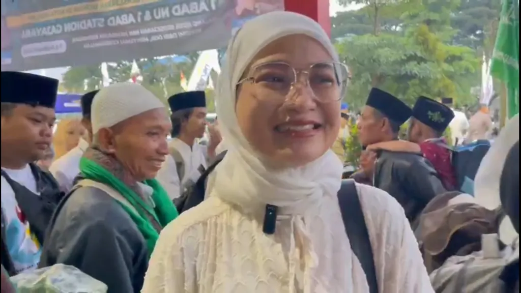 Ketua DPRD Kota Malang Amithya Ratnanggani Sirraduhita menyapa dan berdialog dengan jamaah Mujahadah Kubro Satu Abad Nahdlatul Ulama (NU) di sekitar Stadion Gajayana, Kota Malang.