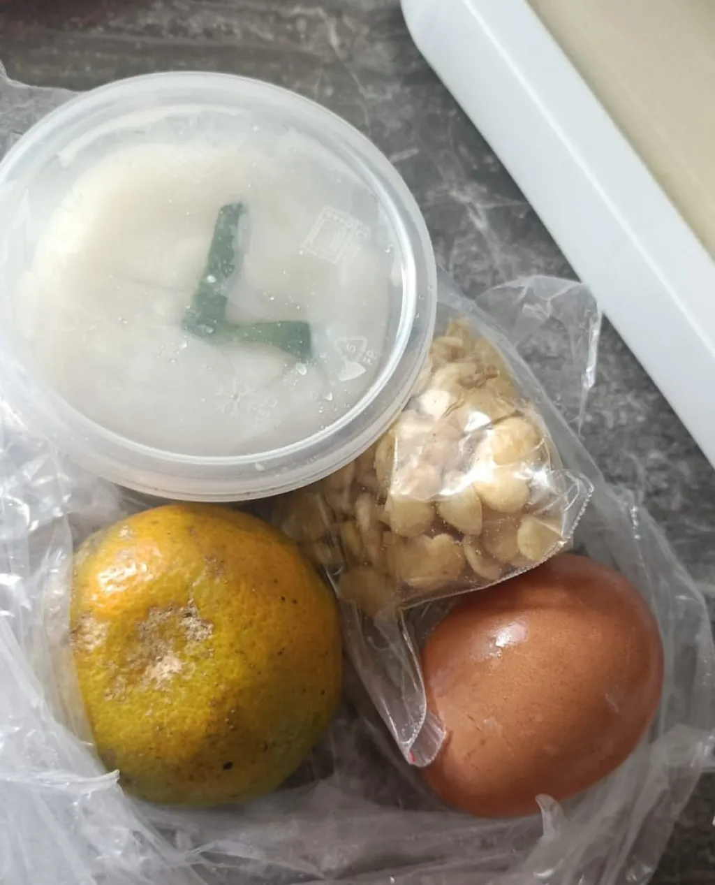 Menu MBG di Lamongan yang sangat tidak layak dan terlalu murah. Foto: Yusuf