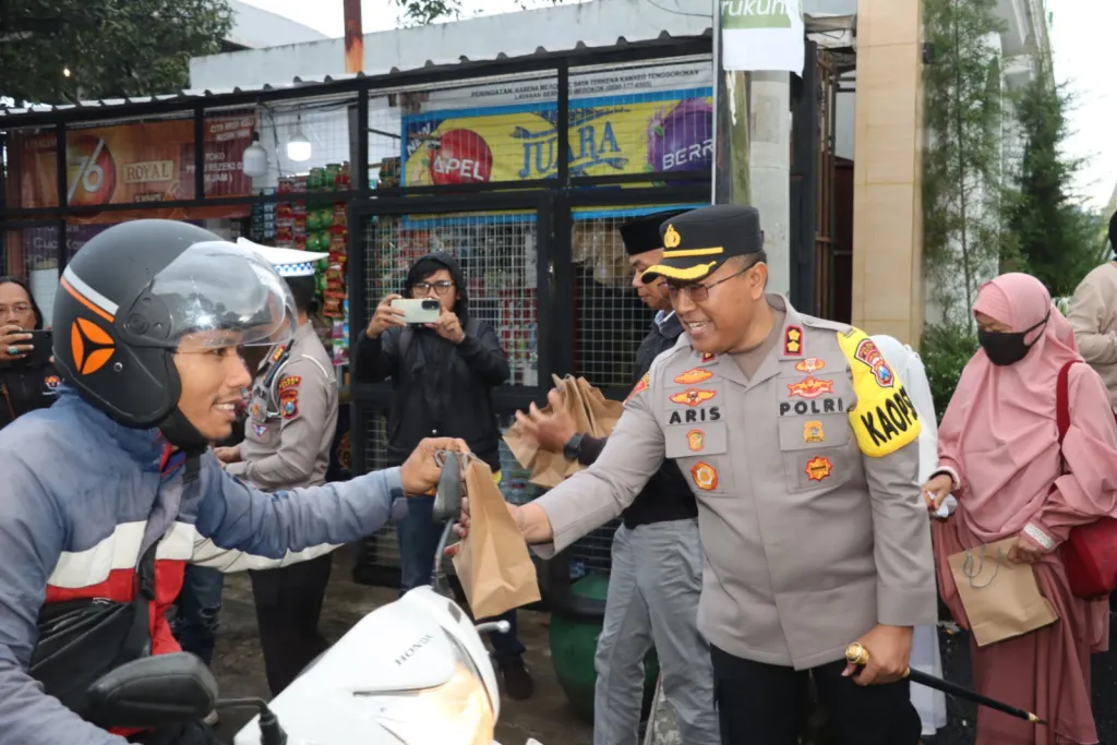 Aksi Simpatik Kapolres Batu Bagikan Takjil Bersama Puluhan Awak Media Tuai Pujian Masyarakat